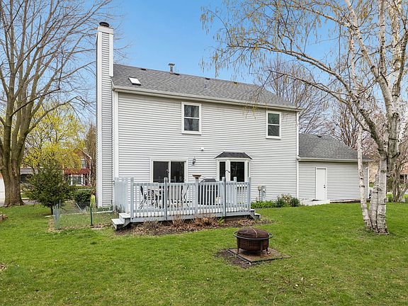3rd image of 2415 Larchmont Ln