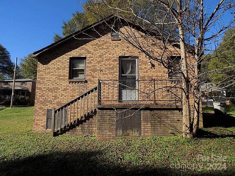 824 S Dalton St — Photo 3