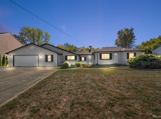 2950 Iowa Dr, Troy, MI 48083
