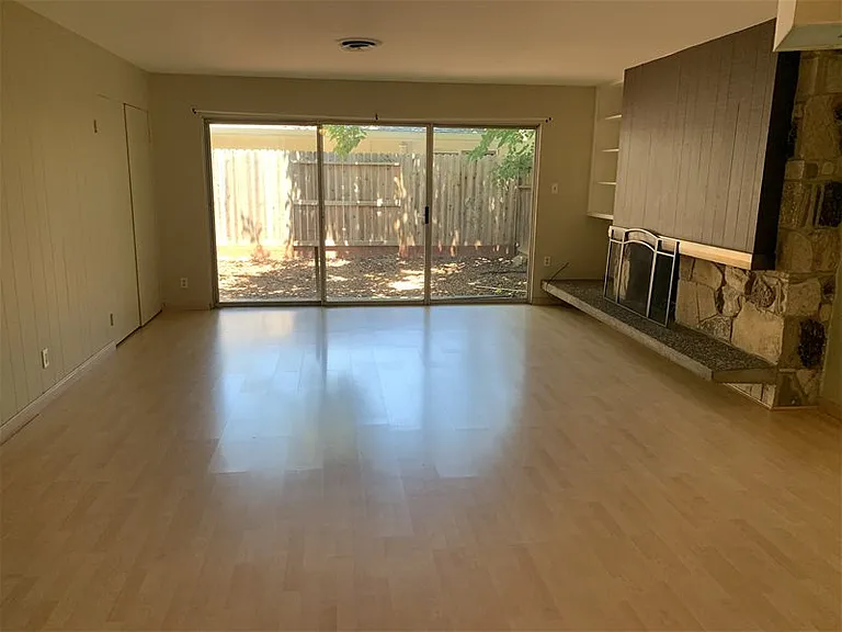 707 Hawthorne Ln — Photo 6
