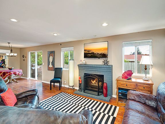 4th image of 26726 NE Bird St
