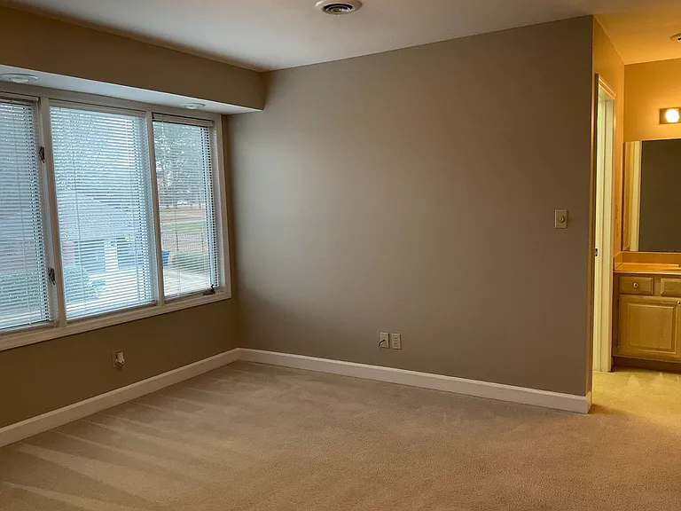 100-105 Regency Park Dr — Photo 7