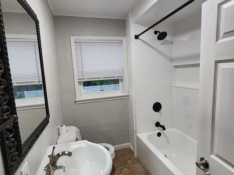 511 S Locust St — Photo 2
