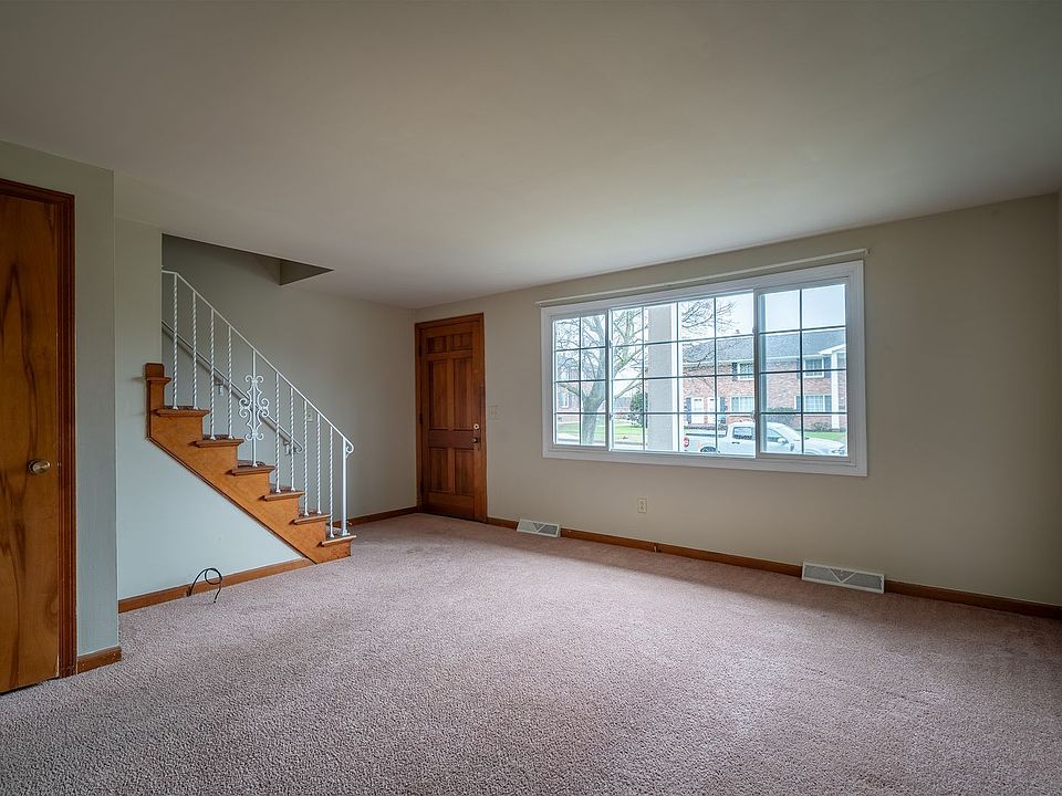 1st image of 29 Oakridge Dr