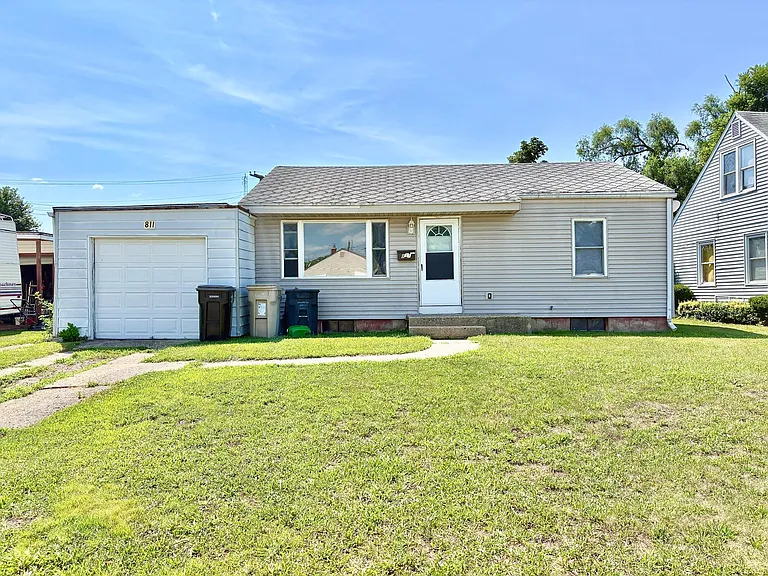 811 Fairway St — Photo 1
