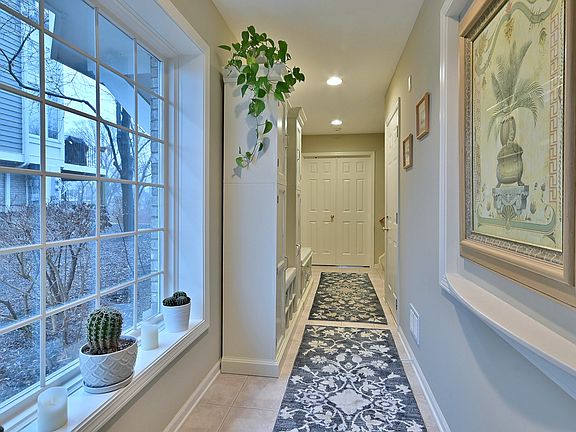 3rd image of 1016 N Glenview Ct