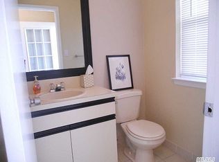 146 Northwood Ct, Bayport, NY 11705