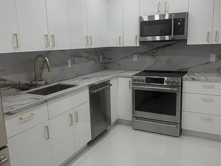 10185 Collins Ave #606 — Photo 2