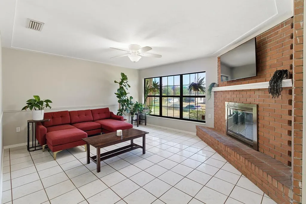 1411 Crest Dr — Photo 4