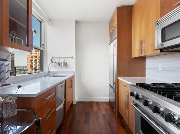 88 Greenwich Street 1604 image 3 of 12
