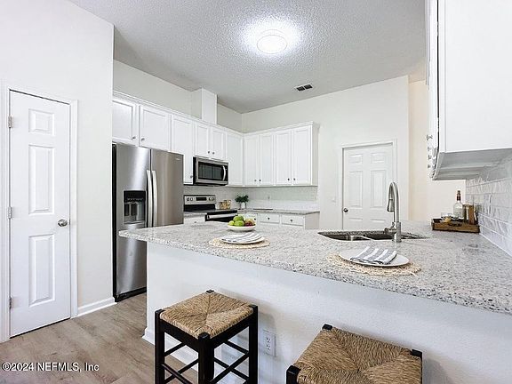 2nd image of 528 BAY HOLLOW Court
