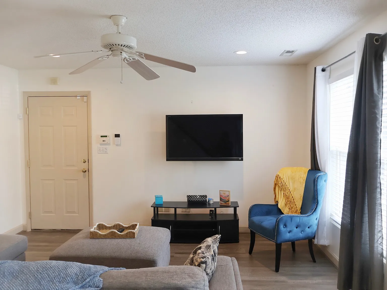 3 bed, 1385 sqft, $3,500 — Photo 2