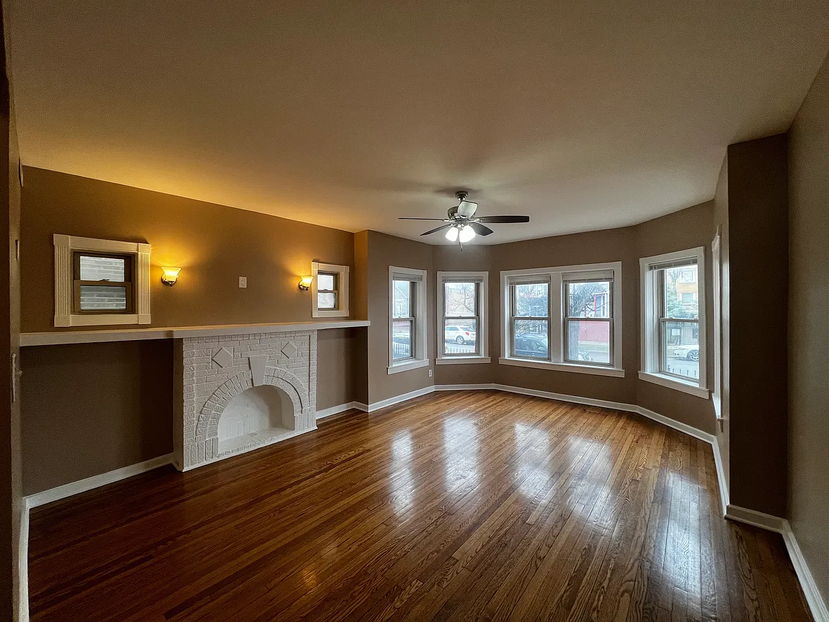Building Photo - 735 N Hamlin Ave #1