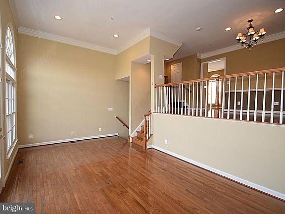 5th image of 411 Oak Knoll Ter