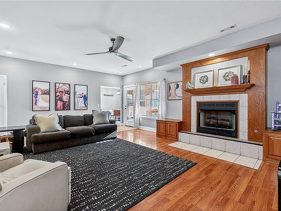 4th image of 703 Ditmars Rd