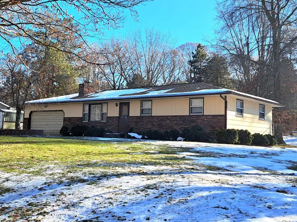 806 E 4th St, Lawton, MI 49065