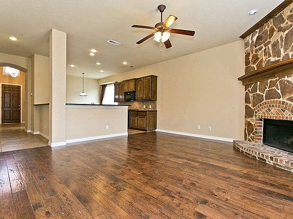 3rd image of 801 Max Dr