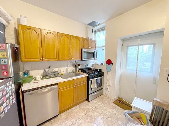 3rd image of 670 Sterling Pl Floor 1