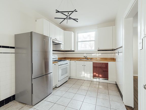 2nd image of 136 Van Horne St APT 1