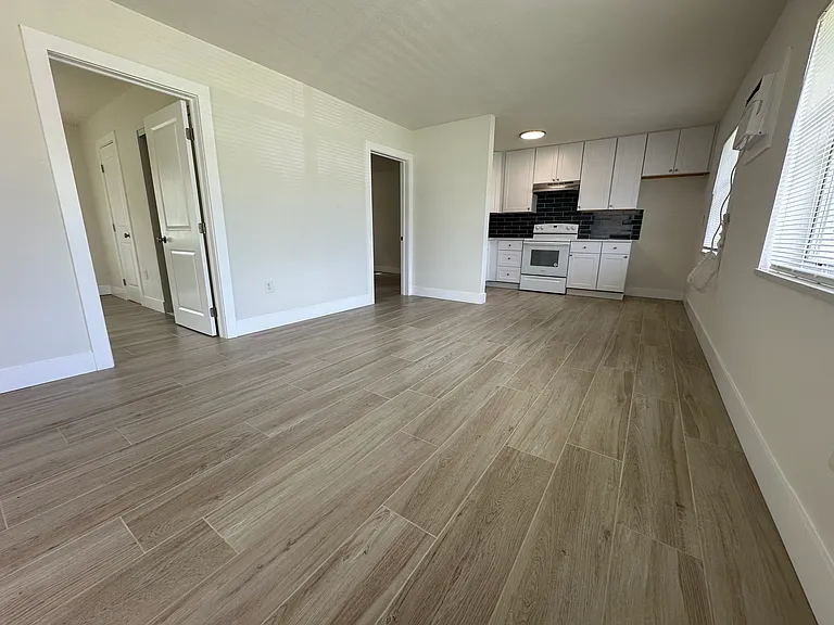 1048 Avenue E #1 — Photo 6
