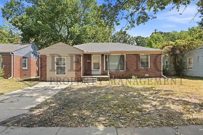 1752 N Old Manor Rd