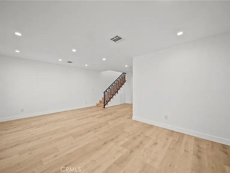 11488 Burbank Blvd — Photo 11
