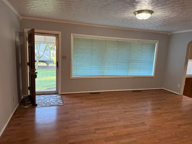 3 bed, 1.5 bath, 1600 sqft, $2,400 — Photo 3