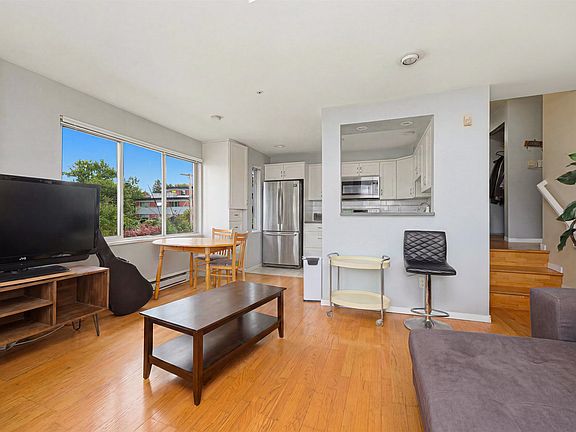 5th image of 2211 Wall St #408