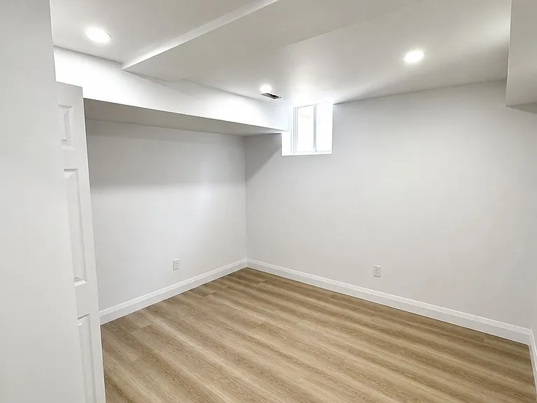 154 Thames Way #BASEMENT — Photo 4