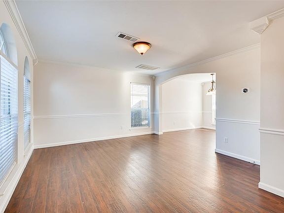 3rd image of 732 Texas Oak Trl