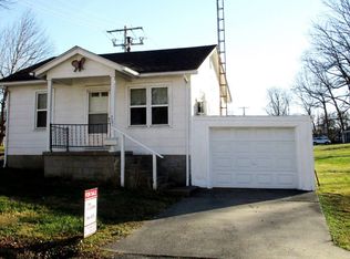 207 Shipley St, Carmi, IL 62821