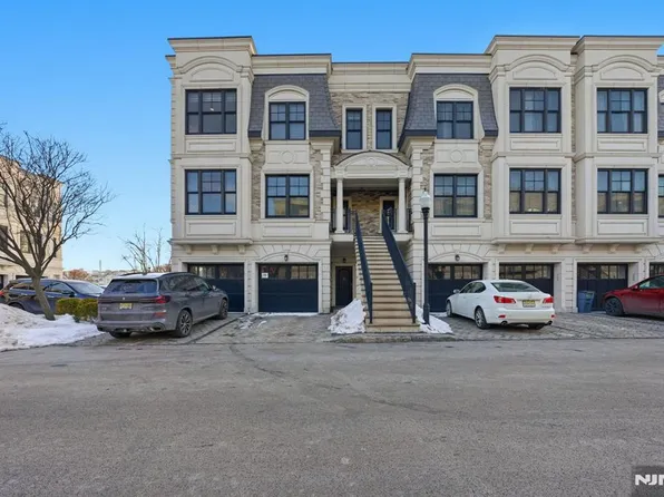 35 Marquis Ct, Edgewater, NJ 07020