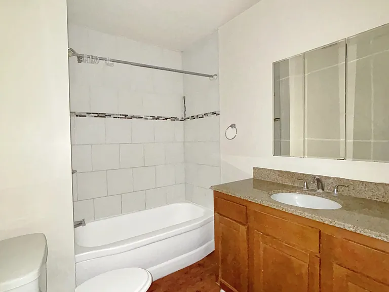 1130 W 9th St #B — Photo 4