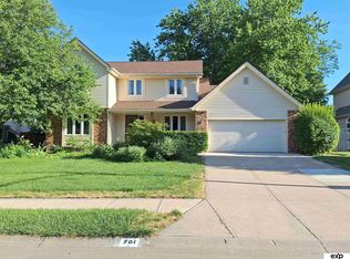 701 Elm Hurst Dr, Papillion, NE 68046