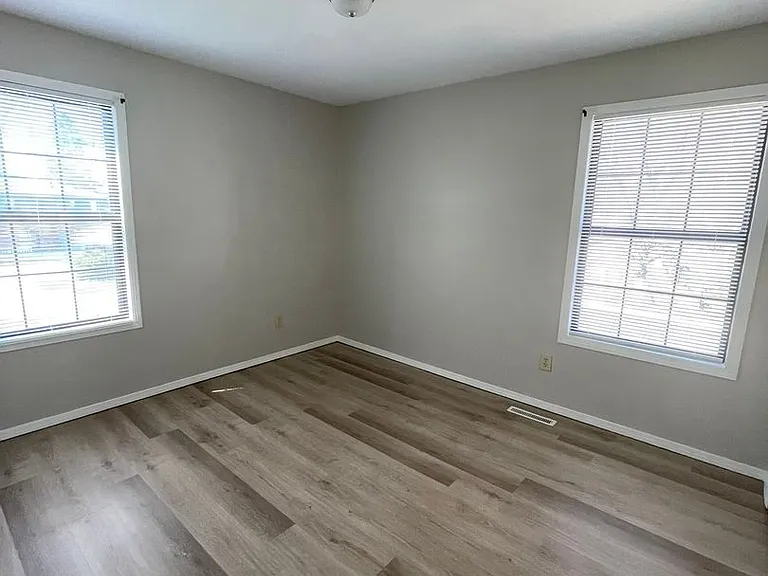 521 N Oak Grove Ave #B — Photo 9