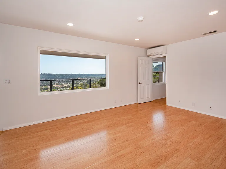 937 Roble Ln — Photo 10