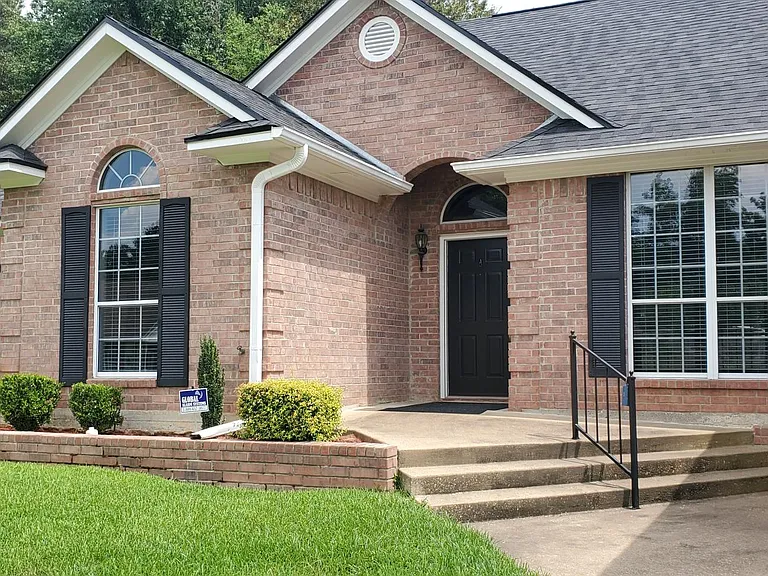 18257 Springmill Ct — Photo 3