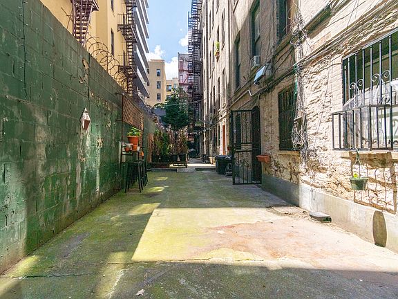3rd image of 140 W 111th St #B2
