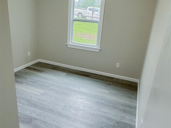4th image of 705 Creekridge Dr