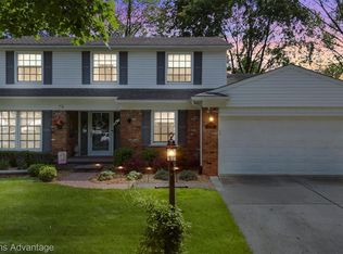 15565 Blue Skies St, Livonia, MI 48154