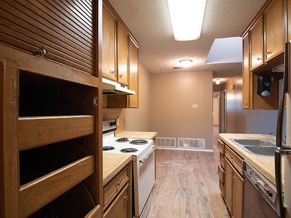 3rd image of 2311 Woodmont Trl