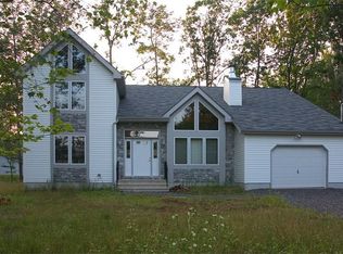1227 Hawthorn Ter, Pocono Summit, PA 18346