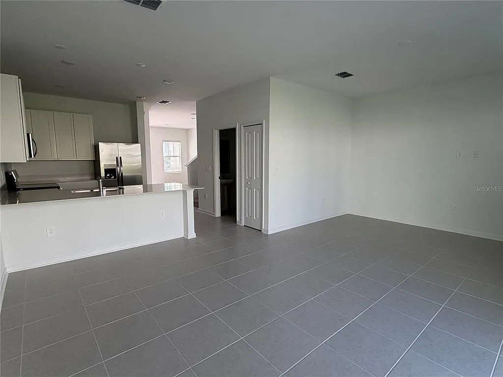 3 bed, 2.5 bath, 1834 sqft, $2,350 — Photo 4