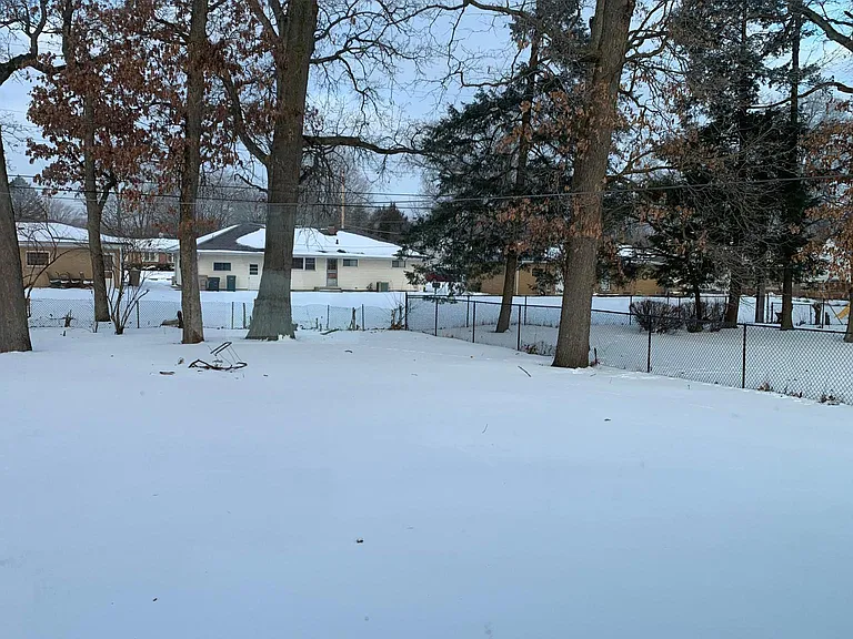 919 Garden Ln — Photo 8