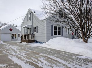 1006 S 9th St, Grand Forks, ND 58201