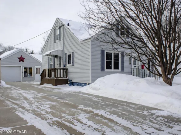 1006 S 9th St, Grand Forks, ND 58201