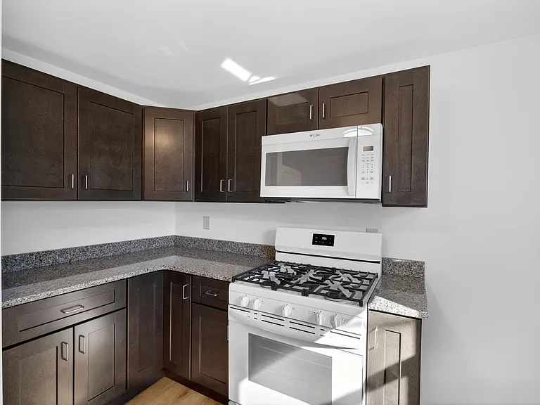 733 Center St — Photo 13