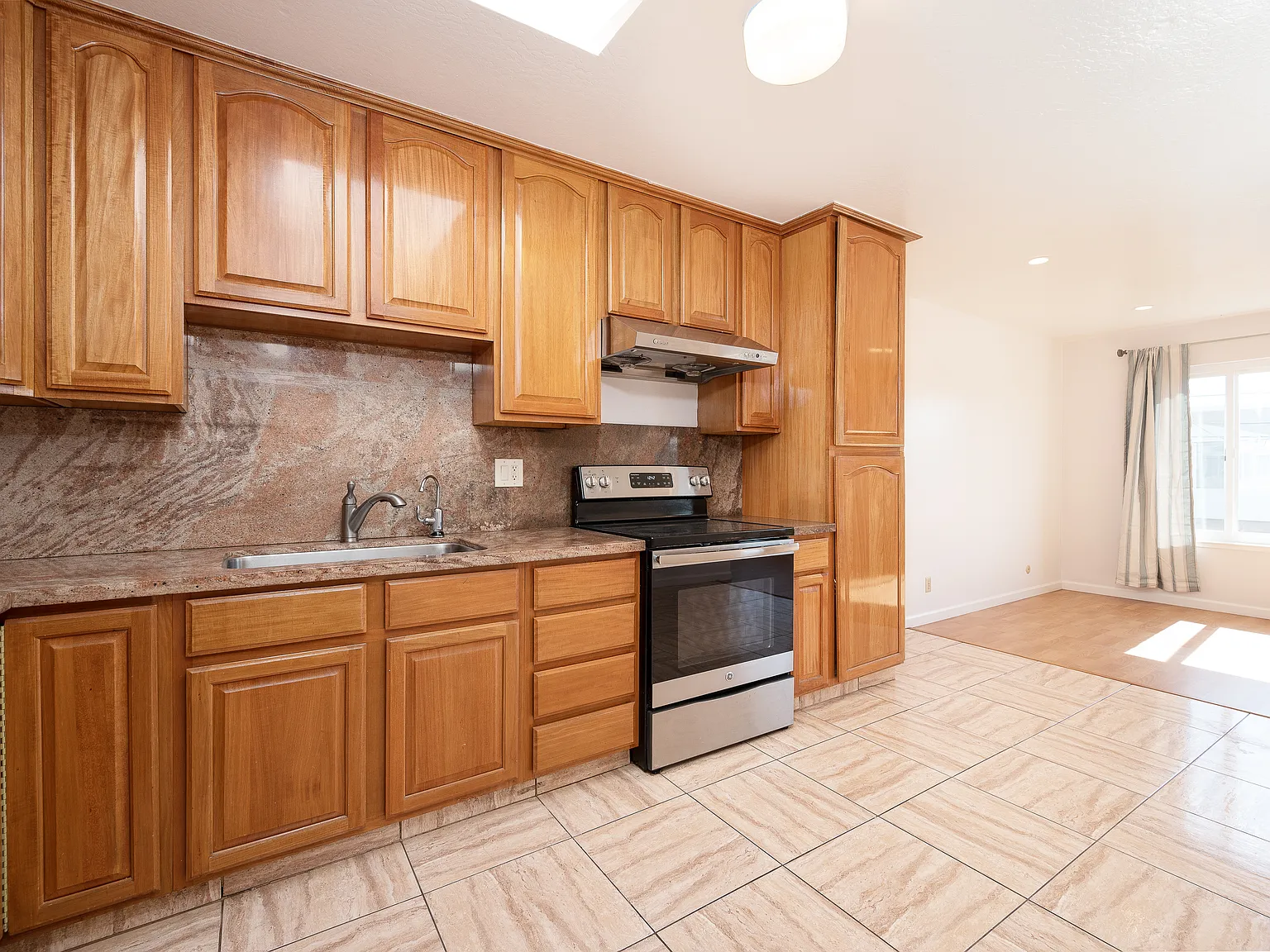 4 bed, 1690 sqft, $4,300 — Photo 4