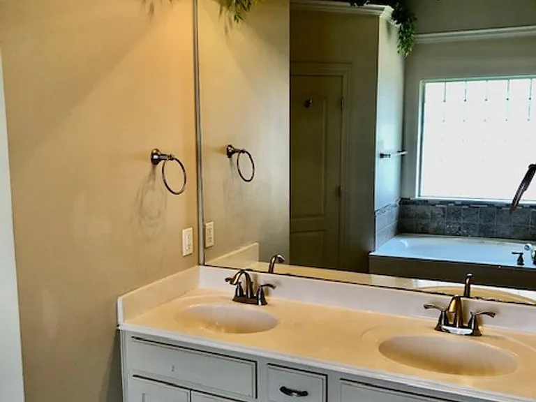 310 Montrose Pl — Photo 13