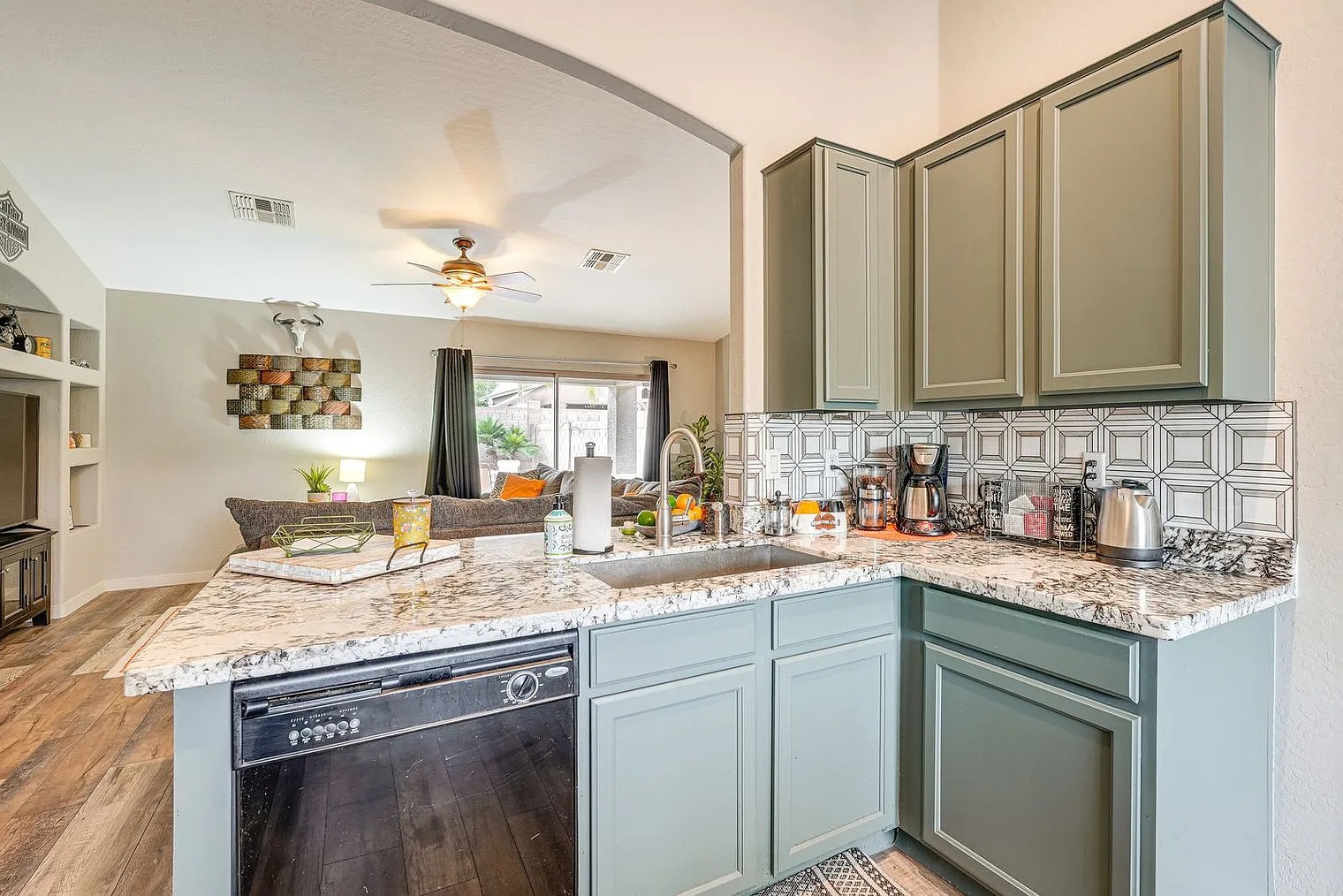 3 bed, 2.0 bath, 1593 sqft, $3,496 — Photo 4